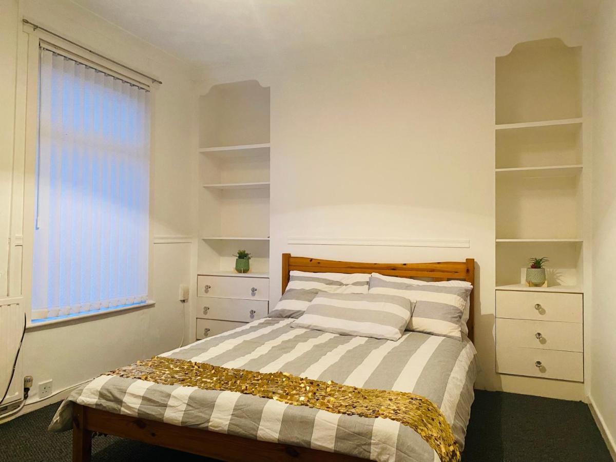 Entire 3 Bedroom House- Free Parking Liverpool Exteriör bild
