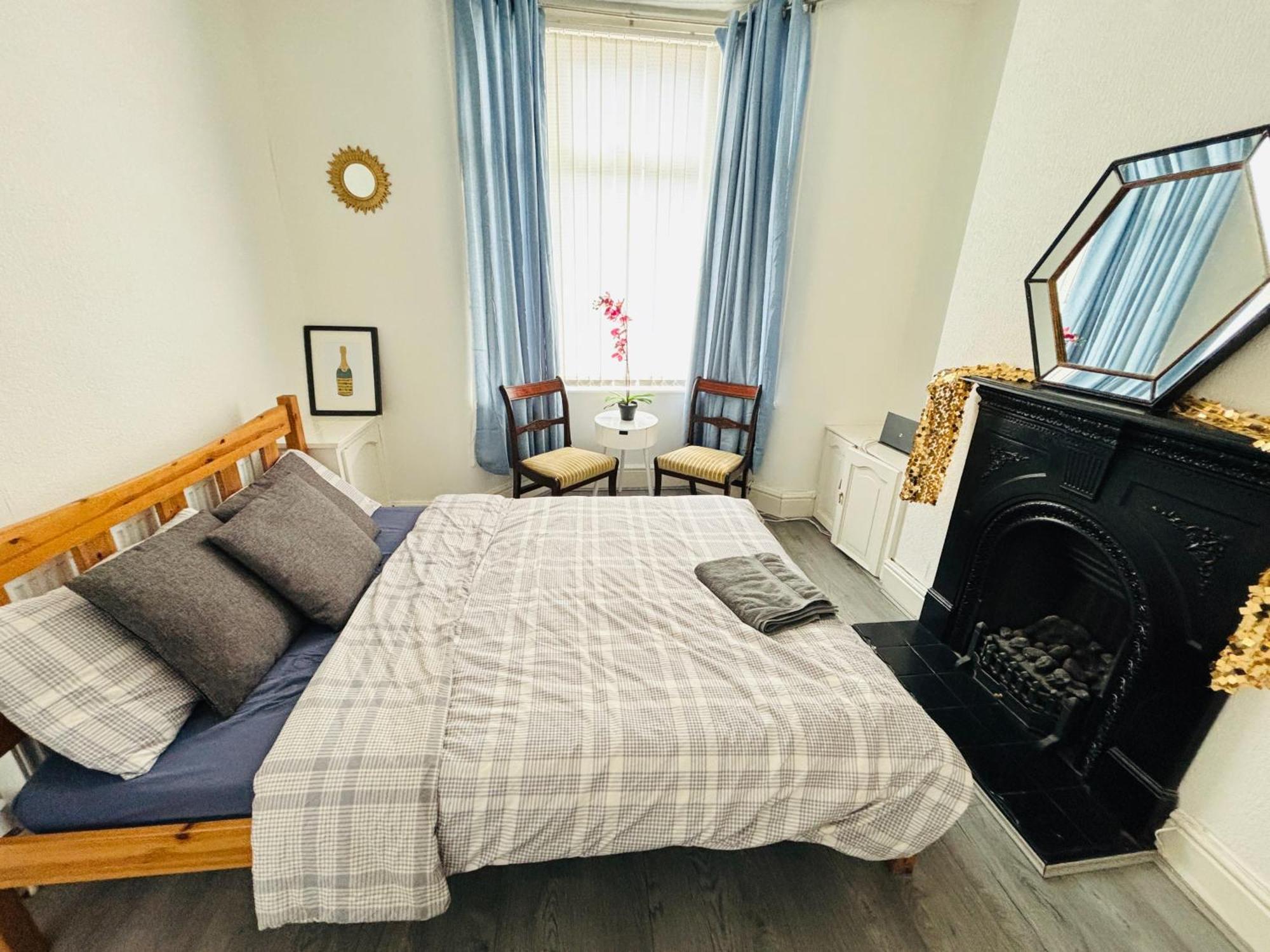 Entire 3 Bedroom House- Free Parking Liverpool Exteriör bild