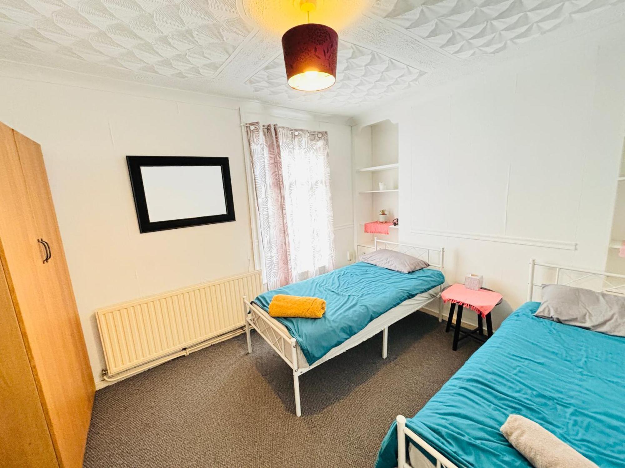 Entire 3 Bedroom House- Free Parking Liverpool Exteriör bild